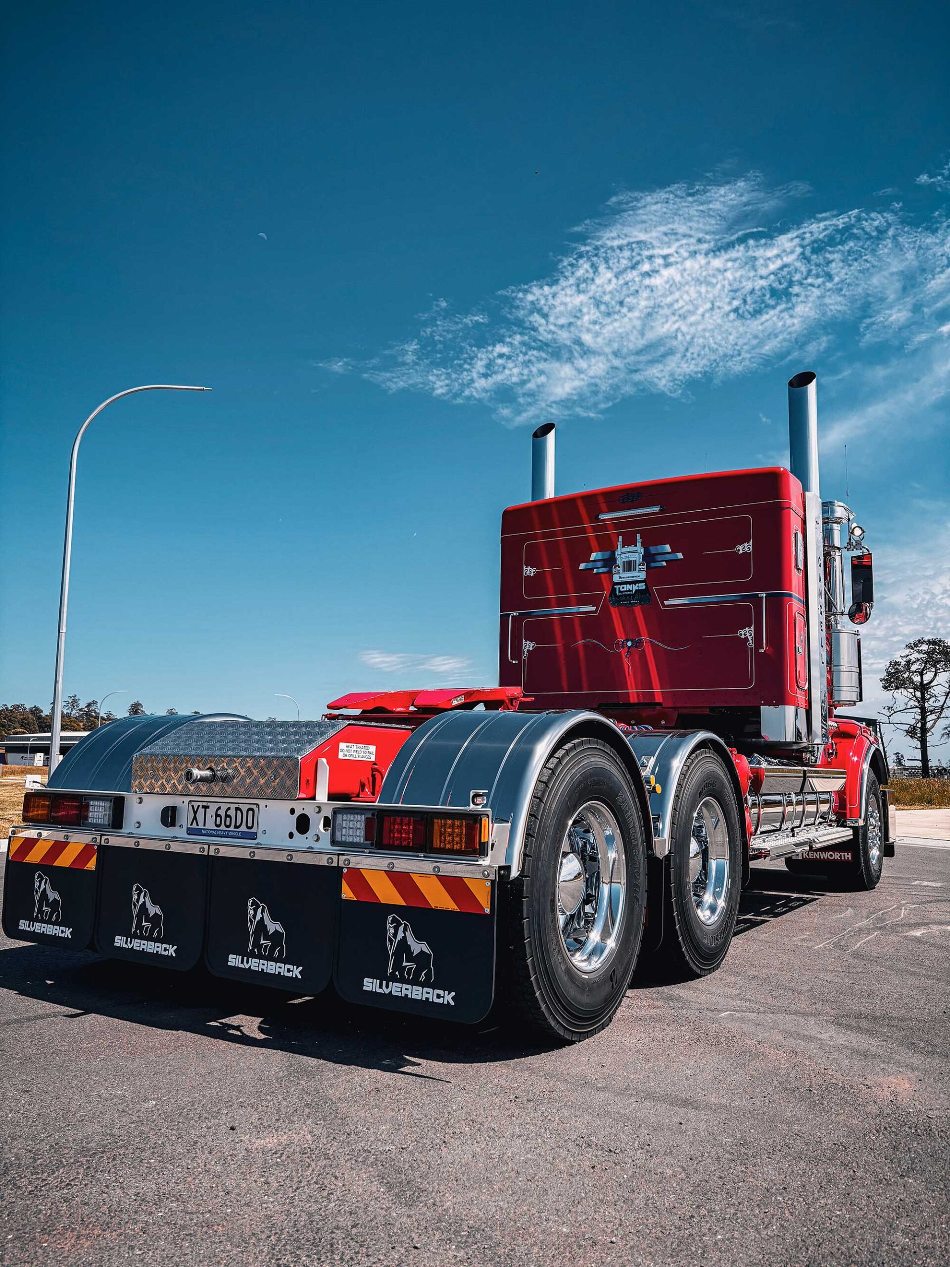 Kenworth-T659 with Silverback Chrome Stacks and Stainless Steel Mudguards